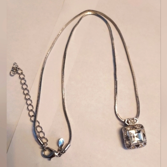 Source Unknown Jewelry - Silver tone chain necklace with clear acrylic pendant 9.75".